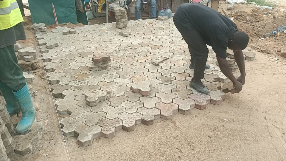 Pose pavés autobloquants